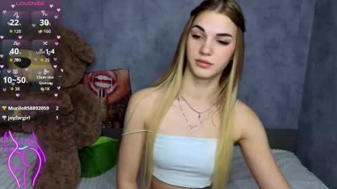 Snapshot of hellen__moore chatting on October 28, 12:47 am GTM3Mon Tue Wed Thu Fri San 0400 am-1030pm online show from October 28, 12:47 am