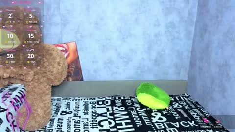 Snapshot of hellen__moore chatting on November 13, 12:31 am GTM3Mon Tue Wed Thu Fri San 0400 am-1030pm online show from November 13, 12:31 am