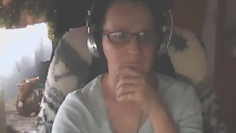 Snapshot of hellenmarie chatting on December 27, 11:17 am hellenmarie online show from December 27, 11:17 am