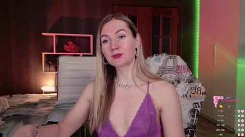 Snapshot of hello_lisha chatting on December 1, 8:19 am Alisia Monday to Friday from 10 am to 4 pm GMT 2 online show from December 1, 8:19 am