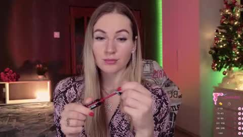 Snapshot of hello_lisha chatting on December 18, 8:20 am Alisia Monday to Friday from 10 am to 4 pm GMT 2 online show from December 18, 8:20 am