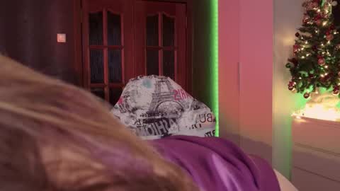 Snapshot of hello_lisha chatting on December 19, 9:05 am Alisia Monday to Friday from 10 am to 4 pm GMT 2 online show from December 19, 9:05 am