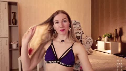 Snapshot of hello_lisha chatting on April 7, 9:21 am Alisia Monday to Friday from 10 am to 4 pm GMT 2 online show from April 7, 9:21 am