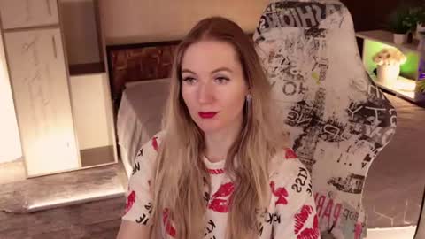 Snapshot of hello_lisha chatting on July 9, 8:18 am Alisia Monday to Friday from 10 am to 4 pm GMT 2 online show from July 9, 8:18 am
