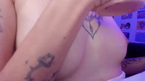 Snapshot of helloskinnygirls chatting on October 14, 9:59 pm Raven and Momo online show from October 14, 9:59 pm