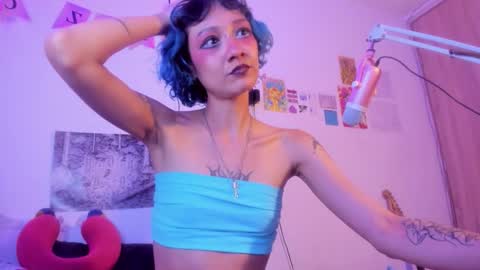 Snapshot of helloskinnygirls chatting on November 30, 5:33 am Raven and Momo online show from November 30, 5:33 am