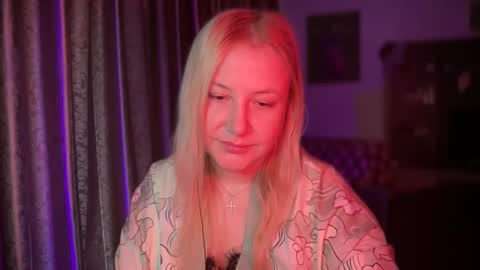 Snapshot of hellyriddle chatting on December 18, 7:25 am DeleteyourSadness online show from December 18, 7:25 am