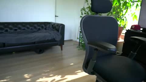 Snapshot of hendrixx89 chatting on May 18, 1:06 pm DrixxTheGod online show from May 18, 1:06 pm