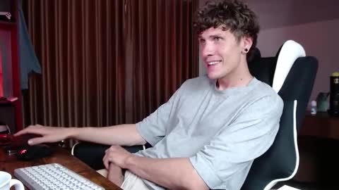 Snapshot of hercules__ chatting on February 7, 1:53 am Gregblonde Alextattoo online show from February 7, 1:53 am