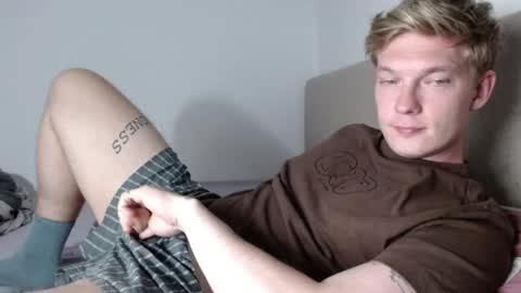 Snapshot of hercules__ chatting on May 17, 3:52 pm Gregblonde Alextattoo online show from May 17, 3:52 pm