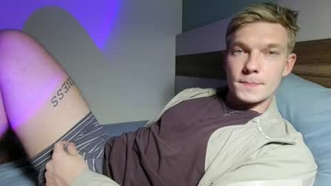 Snapshot of hercules__ chatting on June 19, 7:06 pm Gregblonde Alextattoo online show from June 19, 7:06 pm