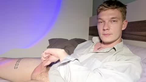 Snapshot of hercules__ chatting on June 22, 5:32 pm Gregblonde Alextattoo online show from June 22, 5:32 pm