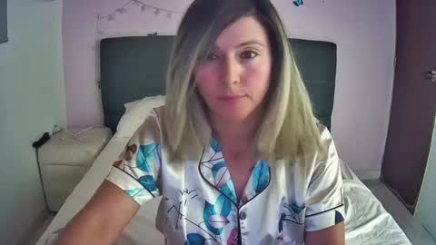 Snapshot of hestesiaxx chatting on July 13, 2:03 am Hestesiaxx online show from July 13, 2:03 am