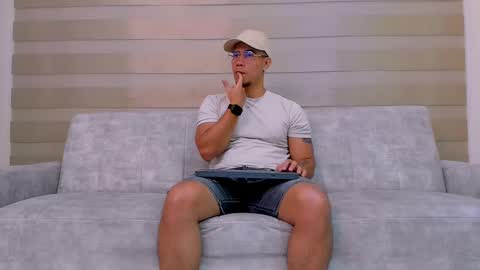 heteros men online show from February 25, 1:28 pm