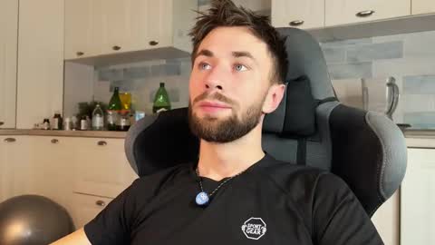 Snapshot of hey_arnold chatting on December 14, 2:28 am Arnold online show from December 14, 2:28 am