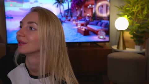 Snapshot of hey_becky chatting on February 13, 8:43 am Becky online show from February 13, 8:43 am