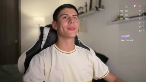 Snapshot of hey_cesard chatting on October 16, 11:17 pm hey_cesard online show from October 16, 11:17 pm