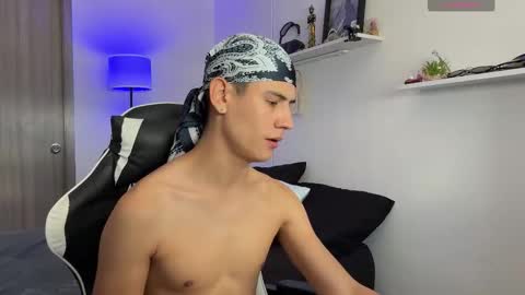 Snapshot of hey_cesard chatting on October 17, 3:25 pm hey_cesard online show from October 17, 3:25 pm