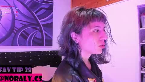 Snapshot of hey_noraly chatting on June 24, 1:10 pm Noraly online show from June 24, 1:10 pm