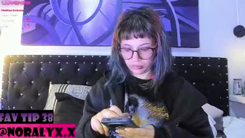 Snapshot of hey_noraly chatting on July 7, 4:04 am Noraly online show from July 7, 4:04 am