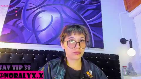 Snapshot of hey_noraly chatting on July 14, 4:17 am Noraly online show from July 14, 4:17 am