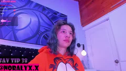 Snapshot of hey_noraly chatting on July 20, 4:05 am Noraly online show from July 20, 4:05 am