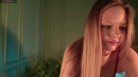 Snapshot of hidden_charm_ chatting on November 20, 12:38 pm My name is Angelina but I like when you call me Angel online show from November 20, 12:38 pm