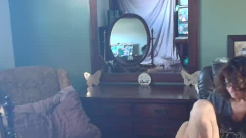 Snapshot of hidden_gold_milf chatting on October 16, 6:09 pm hidden_gold_milf online show from October 16, 6:09 pm