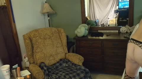 Snapshot of hidden_gold_milf chatting on October 30, 2:13 am hidden_gold_milf online show from October 30, 2:13 am