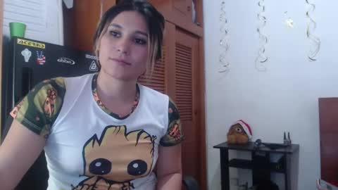 hilaril18 online show from December 5, 5:17 pm