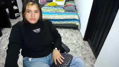 Snapshot of hilary_eva chatting on February 25, 7:58 pm lia online show from February 25, 7:58 pm