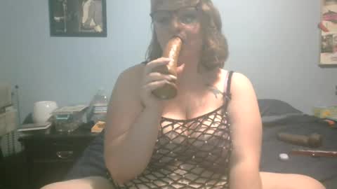 Snapshot of hippybambi chatting on July 6, 12:29 am Hippy online show from July 6, 12:29 am