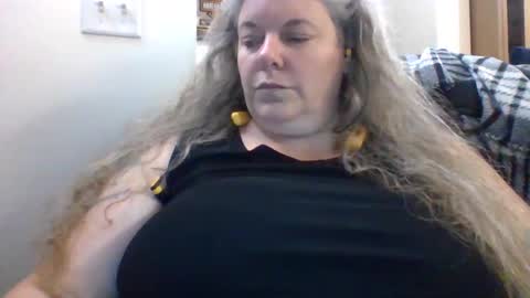hippysnewhere online show from June 4, 2:50 am