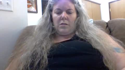 hippysnewhere online show from June 5, 3:35 am