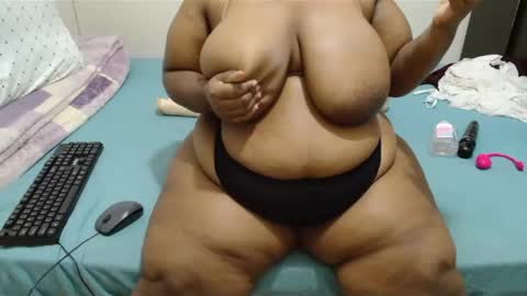 Snapshot of hips2sexy chatting on December 22, 3:22 am hips2sexy online show from December 22, 3:22 am