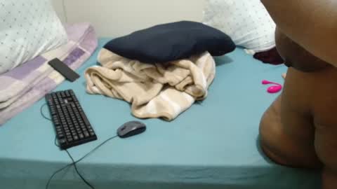 Snapshot of hips2sexy chatting on December 24, 2:54 am hips2sexy online show from December 24, 2:54 am