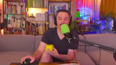 Snapshot of hipstertrashdumpsterfire chatting on June 25, 7:35 am HipsterTrash Clark one half of Task Manager online show from June 25, 7:35 am
