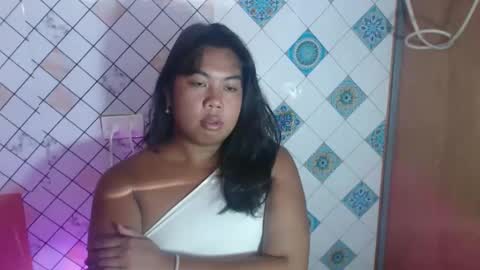 Snapshot of hoelylayla chatting on February 16, 2:51 am Layla3 online show from February 16, 2:51 am