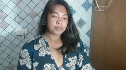 Snapshot of hoelylayla chatting on February 18, 3:02 am Layla3 online show from February 18, 3:02 am