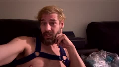 Snapshot of hoffman0189 chatting on February 26, 3:27 am hoffman0189 online show from February 26, 3:27 am