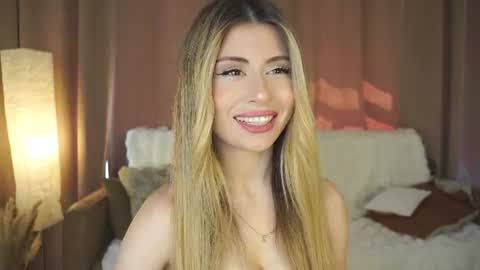 Snapshot of holayoula chatting on June 20, 8:06 am Moni Monica online show from June 20, 8:06 am