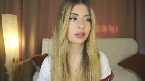 Snapshot of holayoula chatting on June 23, 8:01 am Moni Monica online show from June 23, 8:01 am