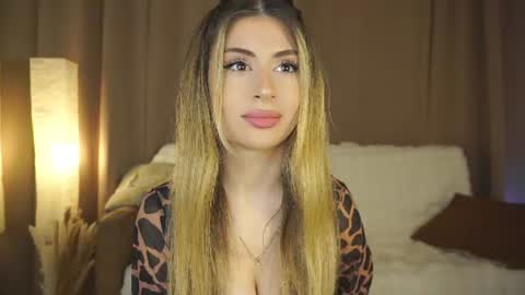 Snapshot of holayoula chatting on July 5, 8:10 am Moni Monica online show from July 5, 8:10 am