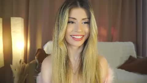 Snapshot of holayoula chatting on July 8, 8:08 am Moni Monica online show from July 8, 8:08 am