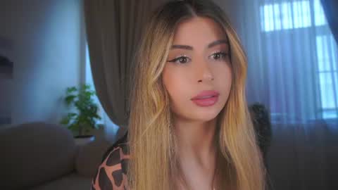 Snapshot of holayoula chatting on July 23, 8:12 am Moni Monica online show from July 23, 8:12 am