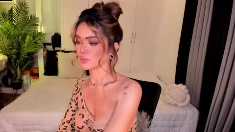 Snapshot of holee_laura chatting on October 9, 7:50 am Ms. Laura online show from October 9, 7:50 am