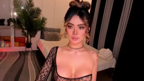 Snapshot of holee_laura chatting on November 28, 7:05 pm Ms. Laura online show from November 28, 7:05 pm