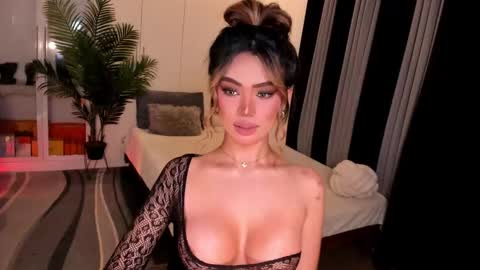 Snapshot of holee_laura chatting on November 29, 5:16 pm Ms. Laura online show from November 29, 5:16 pm