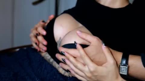 Hollie and Charlie online show from November 25, 8:09 pm