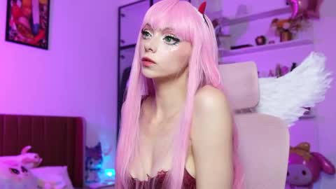 Snapshot of holliwould_ chatting on May 17, 12:45 pm Holli online show from May 17, 12:45 pm